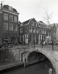 65272 Gezicht op de voorgevels van de panden Nieuwegracht 119-125 te Utrecht met links de A.B.C.-straat en rechts de ...